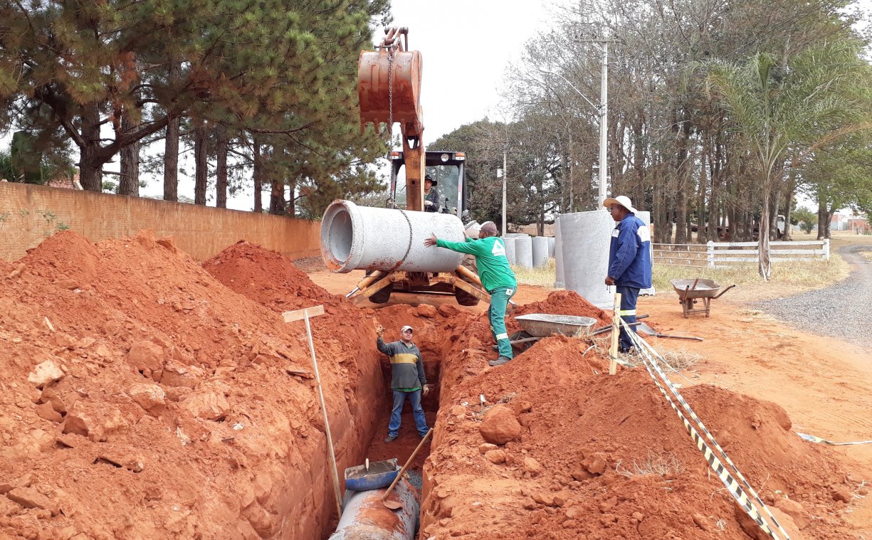 Prefeitura já instalou boa parte das tubulações da rede de águas pluviais na Rua Acácio Lemes de Faria. Em breve começam os trabalhos de pavimentação