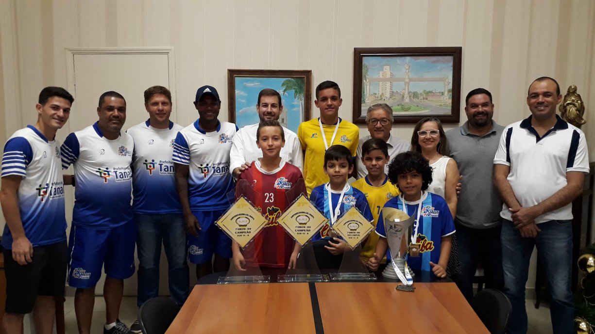 Prefeito Norair recebe em seu gabinete professores e atletas campeões e vice da Copa AME e Dani Cup