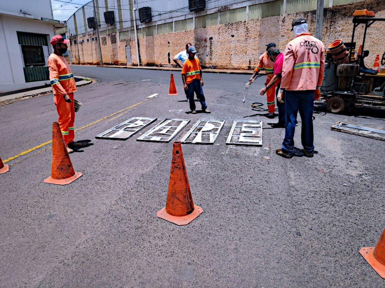 PREFEITURA INICIA PINTURAS DE SINALIZAÇÃO DE TRÂNSITO 