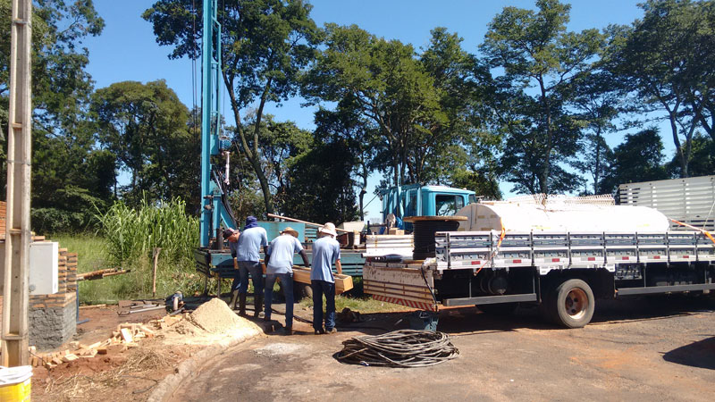Nova bomba d´água é instalada no poço da Rua Eduardo Alves Ferreira no bairro Nova Tanabi. Trabalho para a detecção e concerto de vazamentos na rede de água do bairro Jardim Centenário já começou
