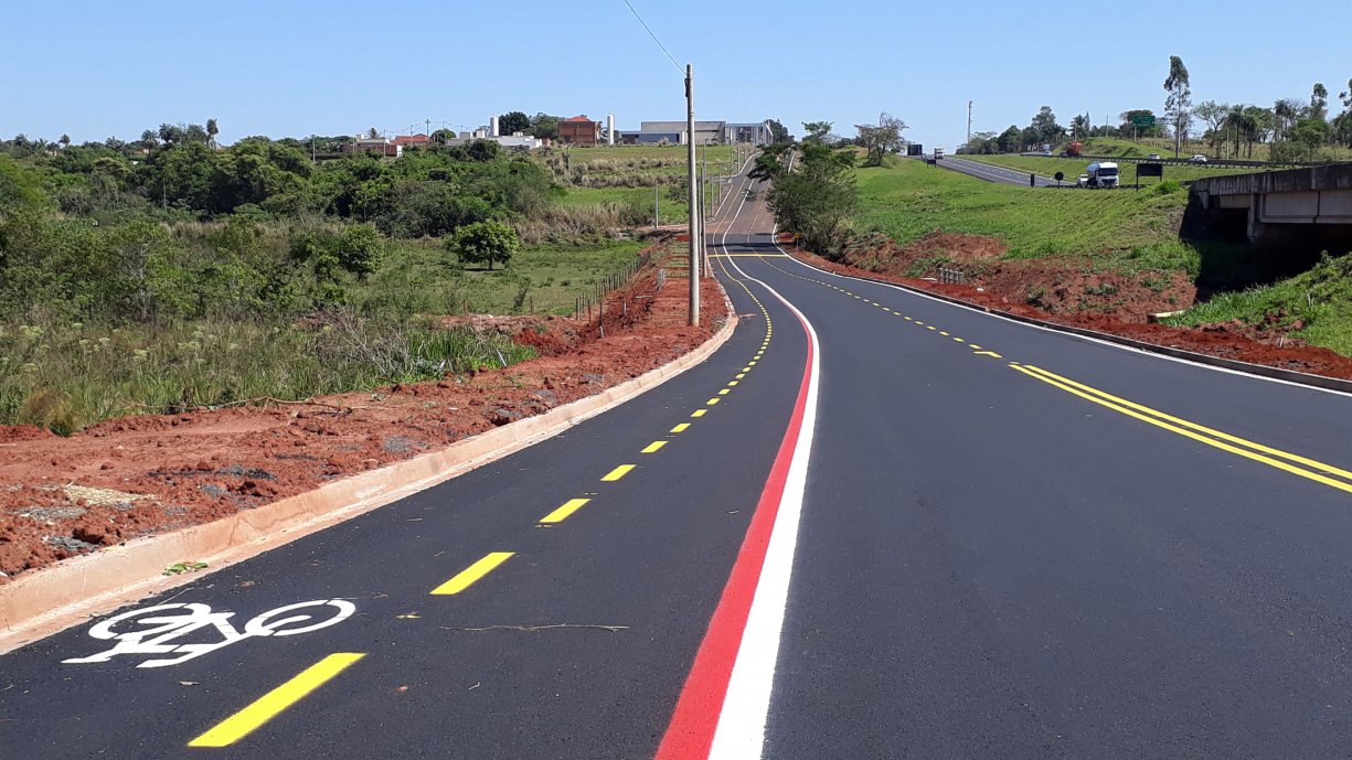 A Prefeitura concluiu os trabalhos de pintura da sinalização de trânsito na Avenida Marginal Domingos Galego Dias