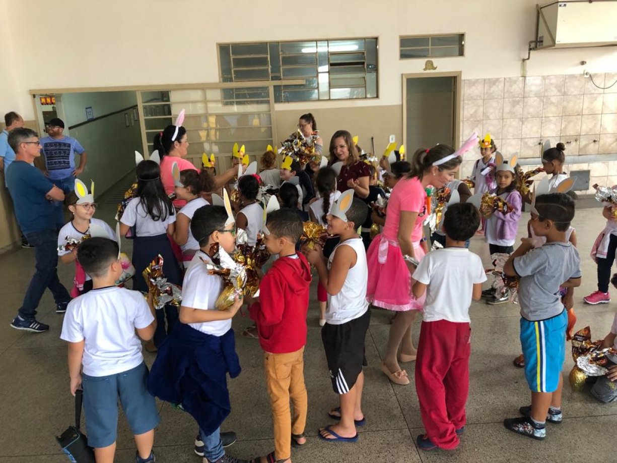 Crianças recebem ovos de Páscoa do Fundo Social de Tanabi