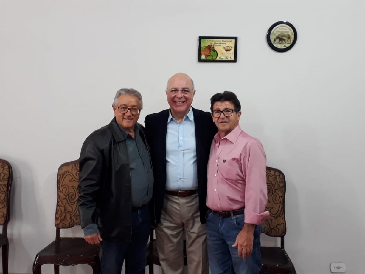 Norair e Orlando Escriboni entregam ofício ao deputado Arnaldo Jardim solicitando uma escavadeira hidráulica para o município