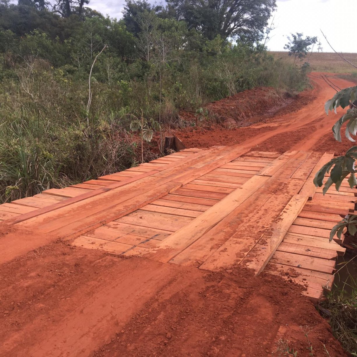 Com uma parceria entre Tanabi e Cosmorama a Ponte localizada no Córrego do Meio foi revitalizada esta semana