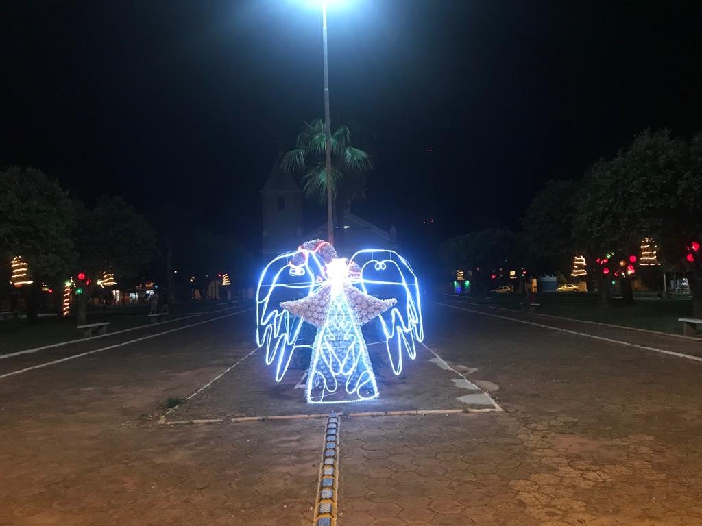 Luzes de Natal começam a iluminar a Praça de Ibiporanga; a decoração será inaugurada oficialmente hoje