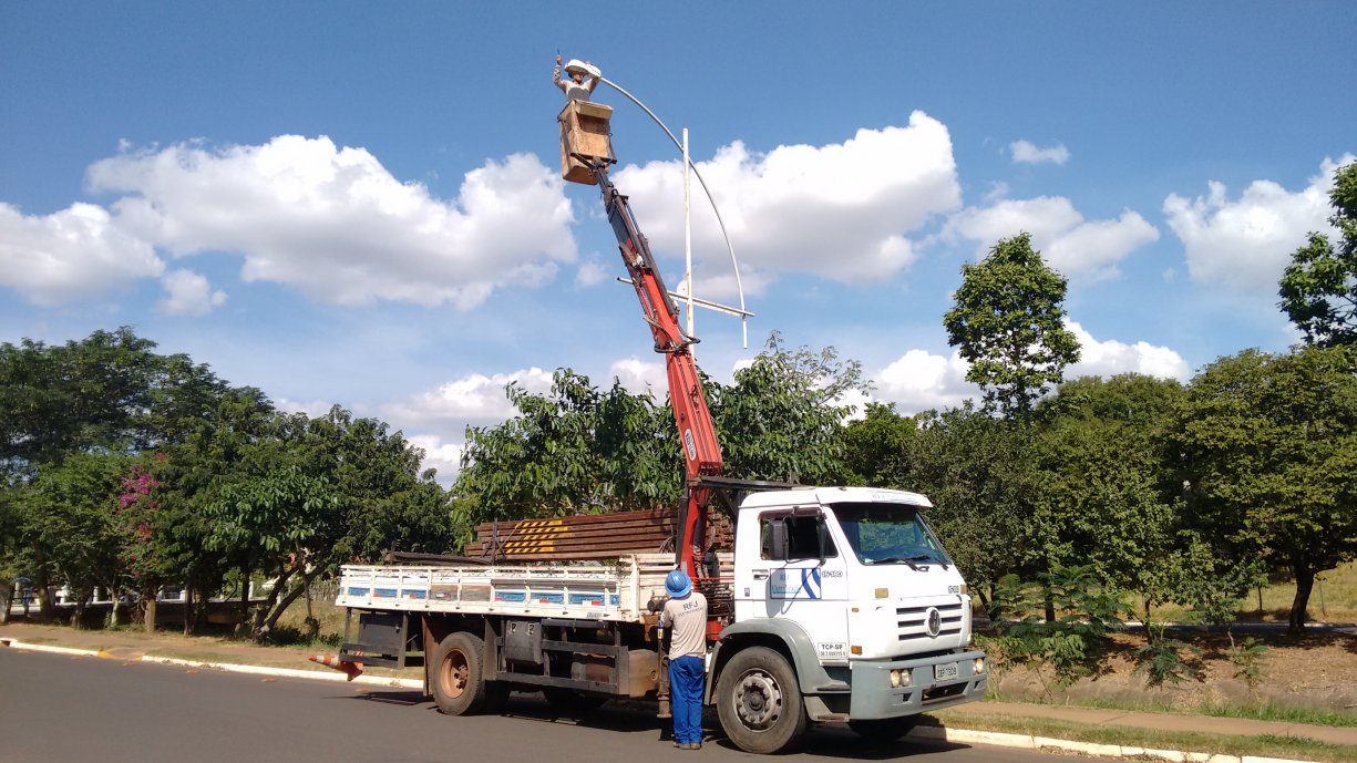 A Prefeitura está substituindo as lâmpadas na Avenida Diego Carmona e Ibiporanga