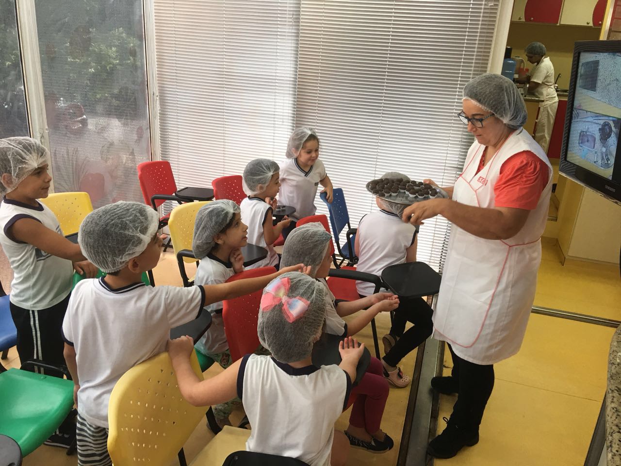 Alunos da escola Ganot participam de atividades na Unidade Móvel de Nutrição do SESI-SP