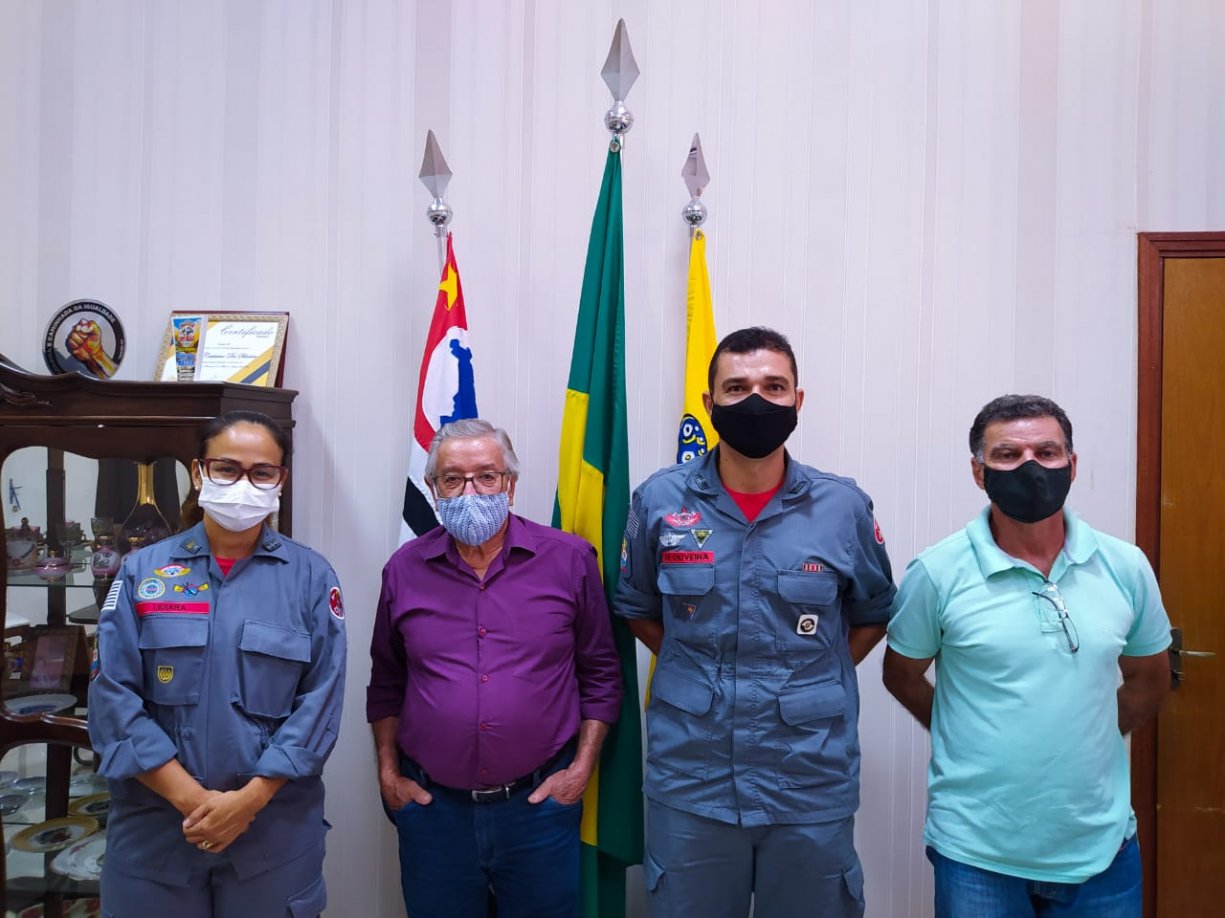 COMANDANTE DO 1° SUBGRUPAMENTO DE INCÊNDIO VISITA O PAÇO MUNICIPAL