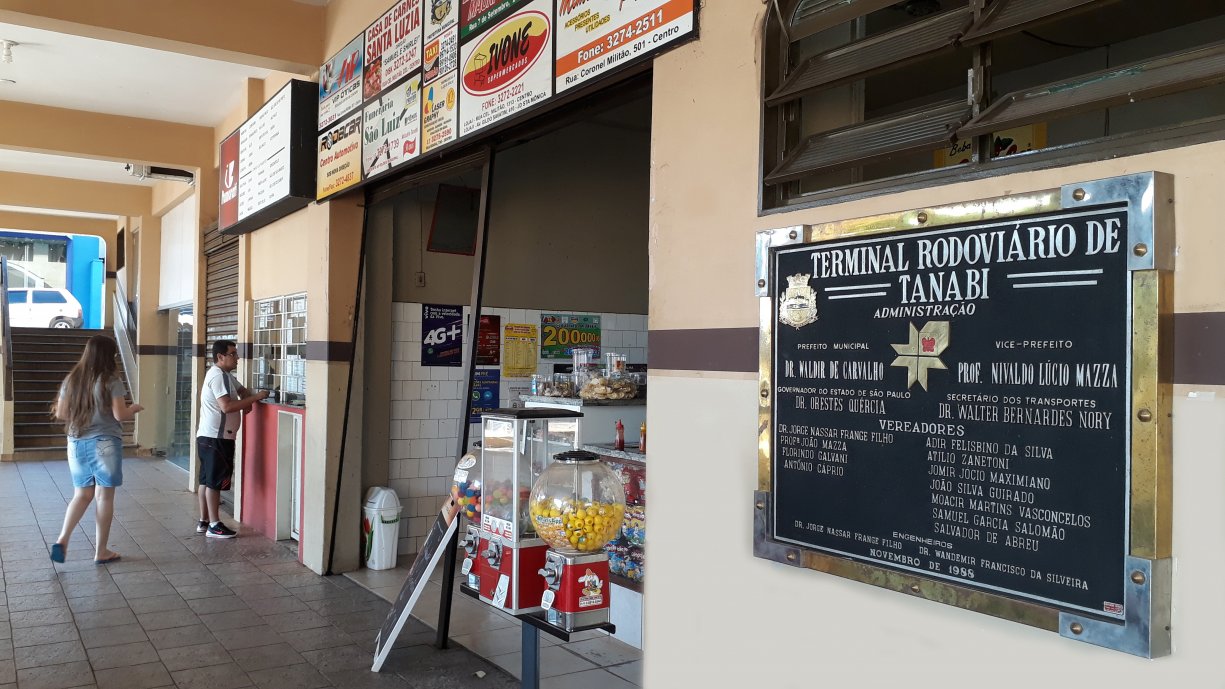 Placa inaugurativa do Terminal Rodoviário de Tanabi voltou ao seu local de origem