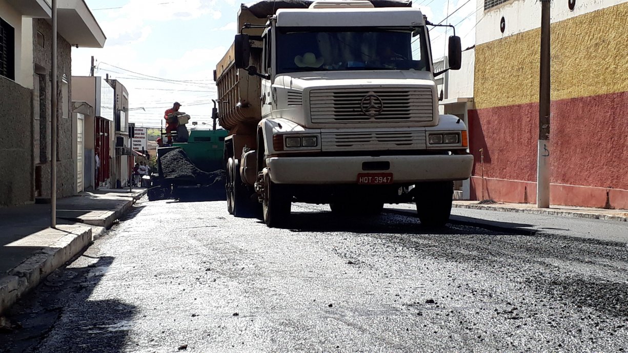 Diversas ruas e trechos críticos da cidade estão sendo recapeados