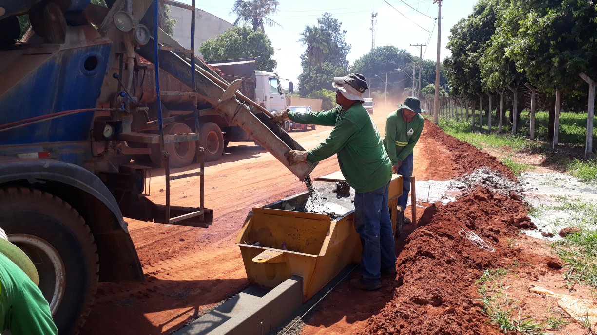 A Prefeitura está concluindo a construção das guias e sarjetas na Rua Acácio Lemes de Faria