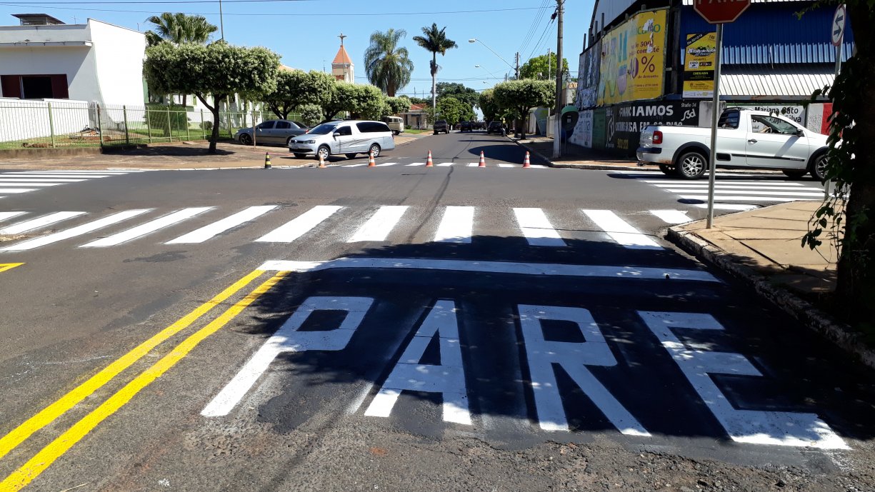 Prefeitura segue com a pintura da sinalização de trânsito na cidade