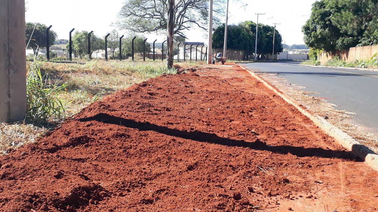 Prefeitura inicia construção de calçadas na Rua Acácio Lemes de Faria e CMEI Luiza Versuti Lopes