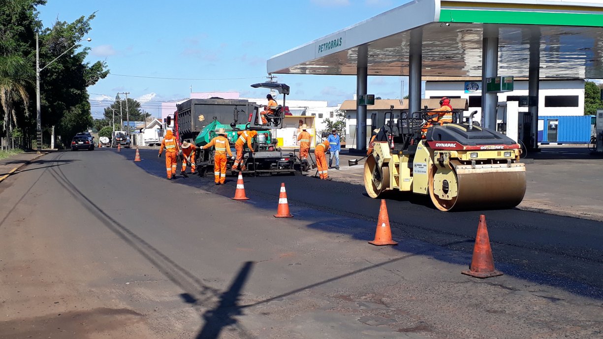 Prefeitura iniciou mais uma etapa de recape asfáltico em diversas ruas da cidade. O investimento desta vez é de mais de R$ 1,5 milhão