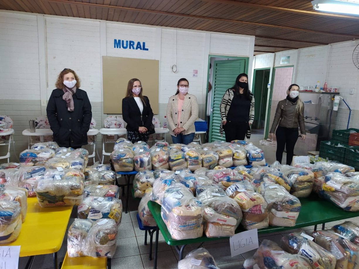 Prefeitura distribui Kits de Alimentação Escolar para alunos da rede municipal