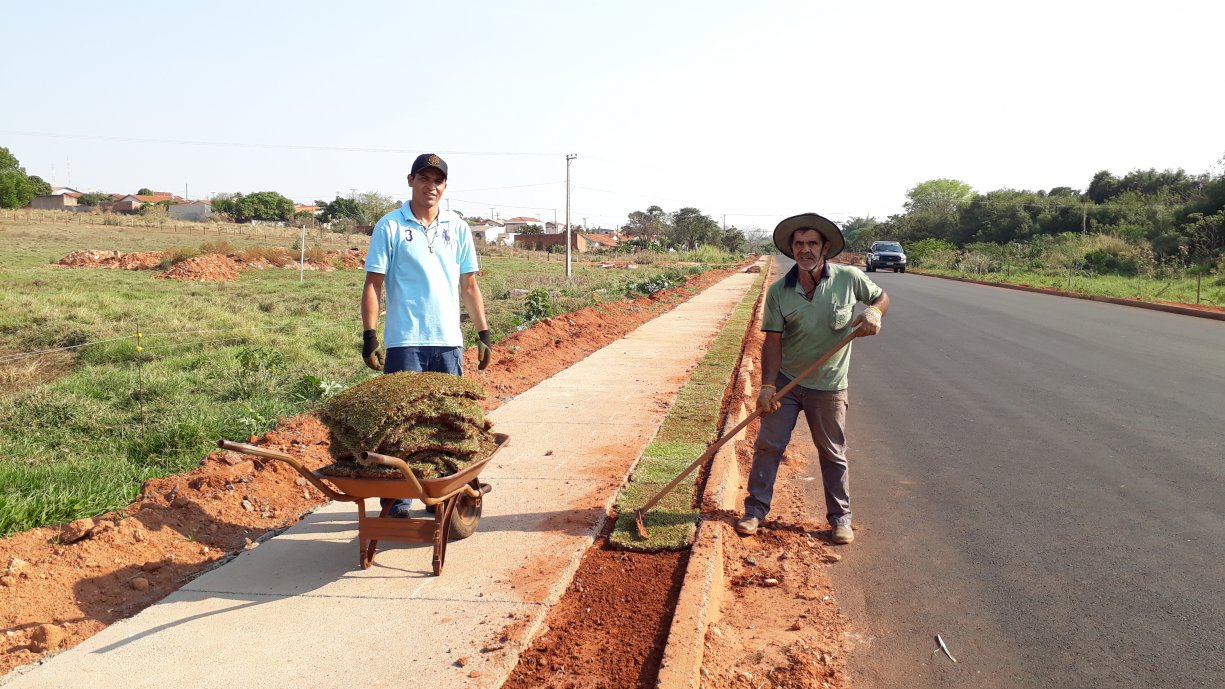 Para oferecer mais segurança aos pedestres Prefeitura constrói calçada na Avenida Turística Paulo Ribeiro Carrasco