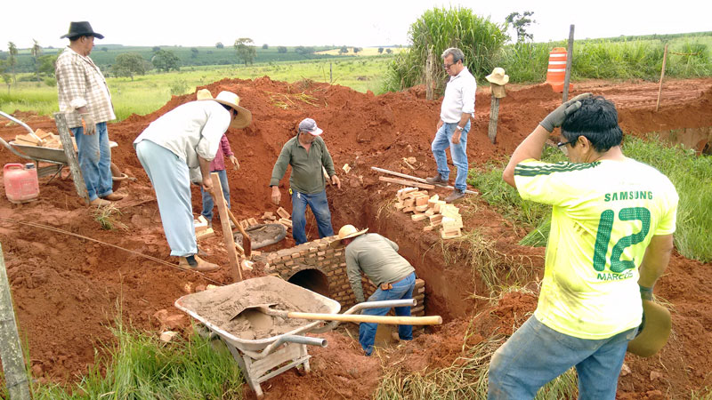 Ponte que da acesso ao bairro do Espraiado foi reconstruída