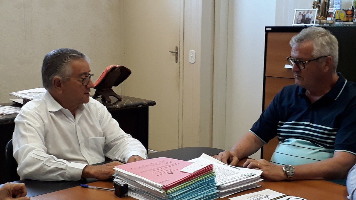 O Prefeito Norair recebeu nesta quarta-feira a equipe de diretores da construtora S Figueiredo, que nos próximos dias, dará inicio a construção das 184 casas do CDHU na zona norte da Cidade