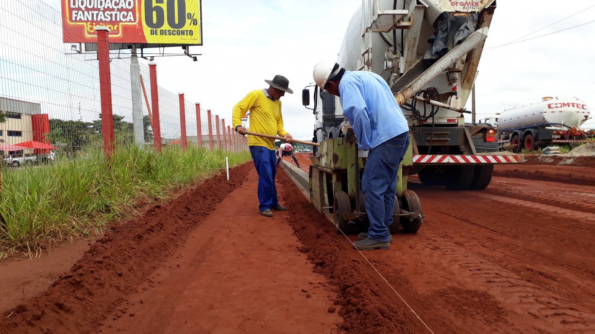 Prefeitura iniciou esta semana a construção das guias e sarjetas na Avenida Marginal Domingos Galego Dias