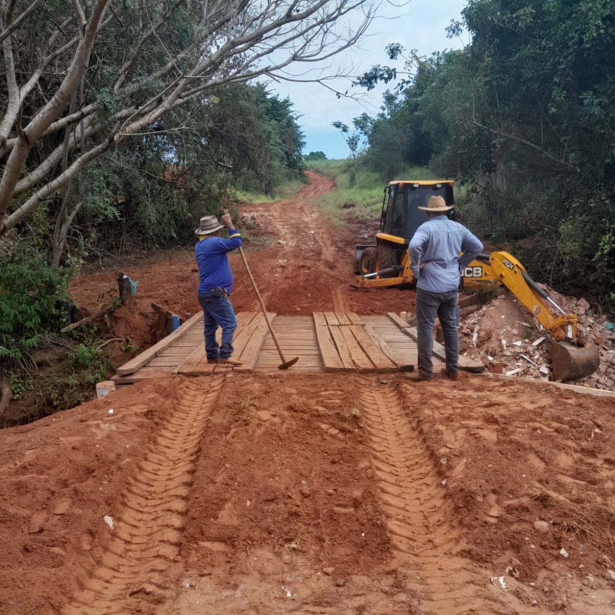 Secretaria de Serviços Gerais recupera ponte no bairro Malhador
