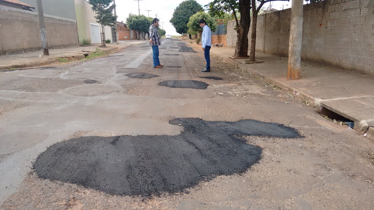 Serviços Gerais realizou tapa buracos na Rua Vitório Benfatti