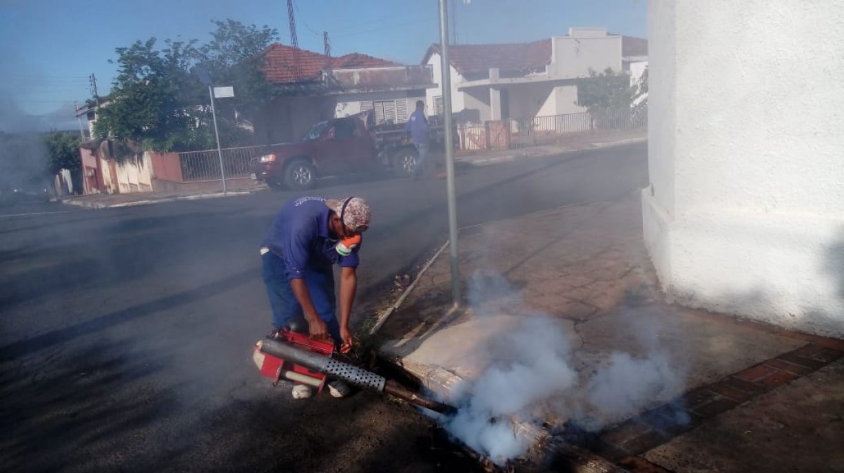 Prefeitura realiza dedetização em PVs e bueiros da cidade