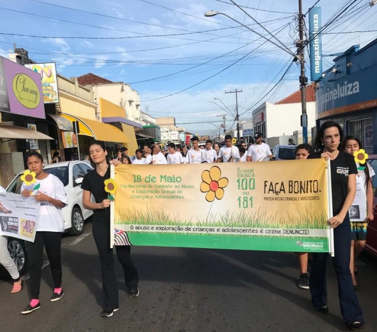 Crianças e adolescentes participam de caminhada em Tanabi contra violência sexual