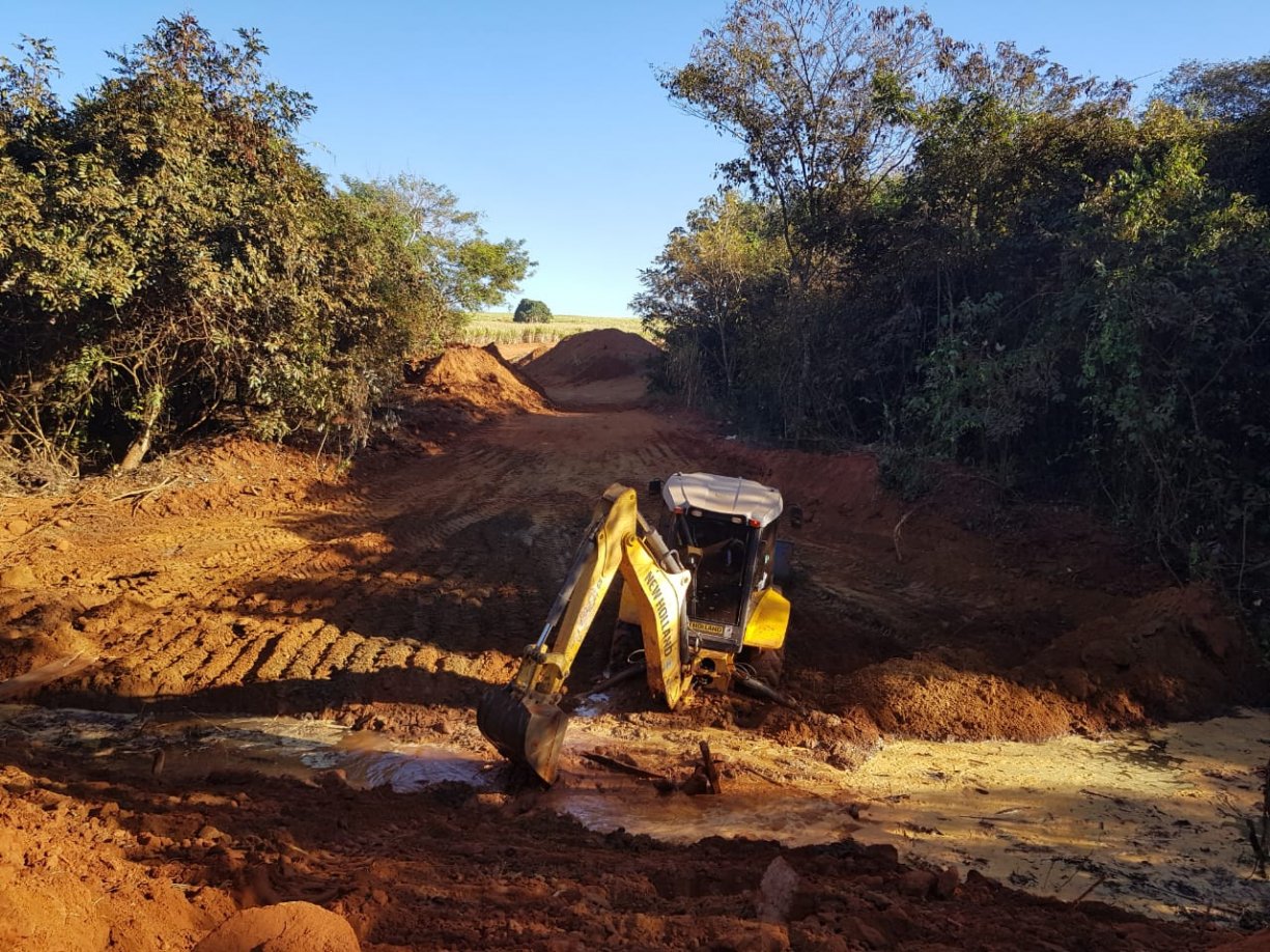 Prefeitura constrói nova ponte no córrego da Varginha
