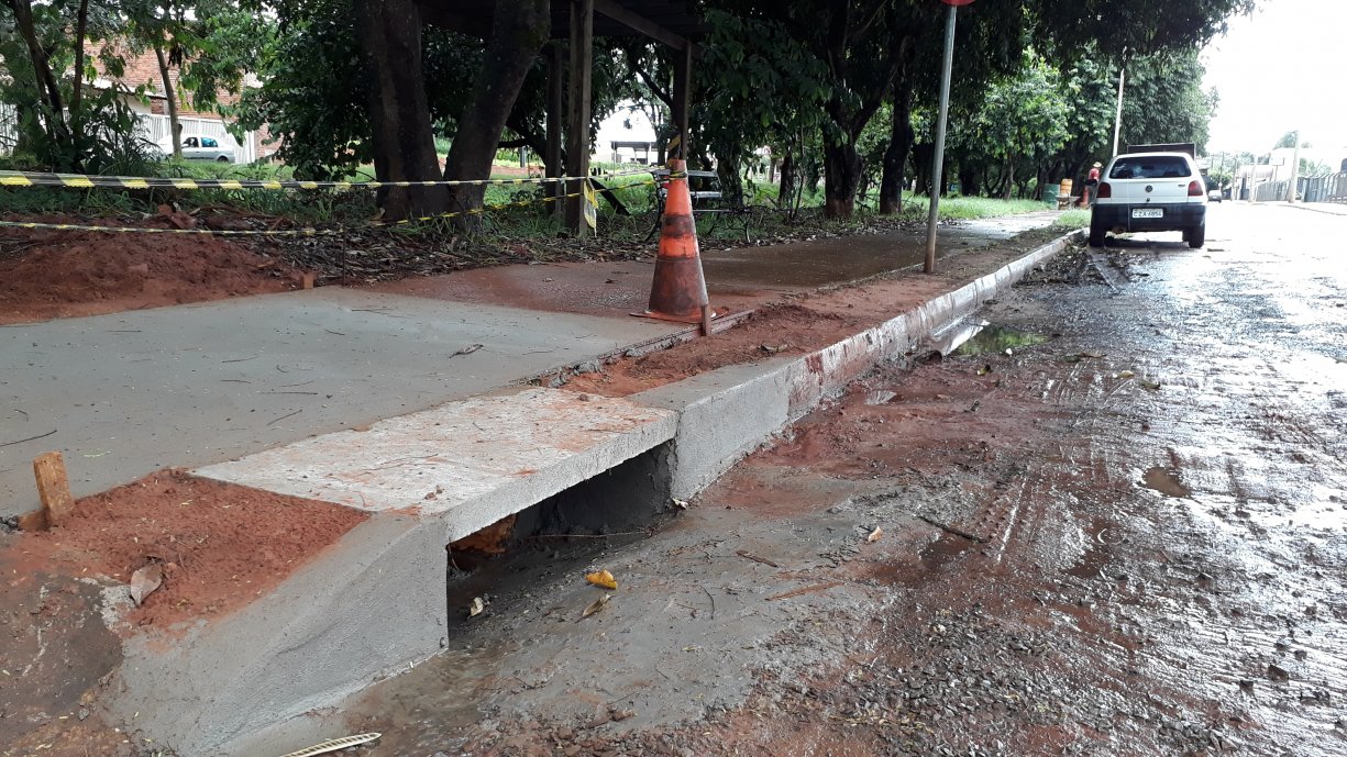 Prefeitura faz obra para melhorar escoamento da água da chuva na Avenida Diego Carmona Garcia