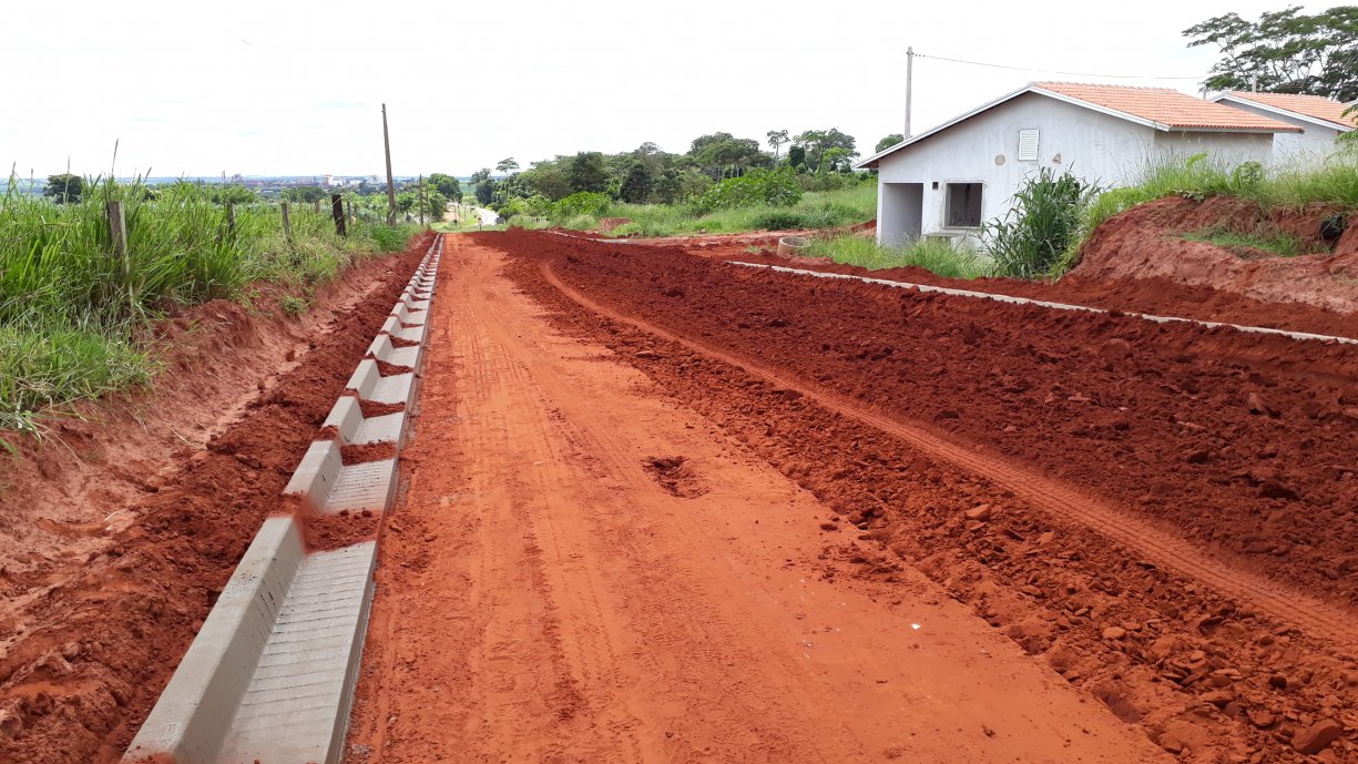 As guias e sarjetas da Rua Amadeu Cola no Bairro de Ibiporanga já estão sendo construídas