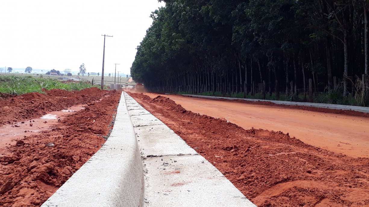 Guias e sarjetas começam a ser construídas na Rua Amazonas, no bairro do Ecatu