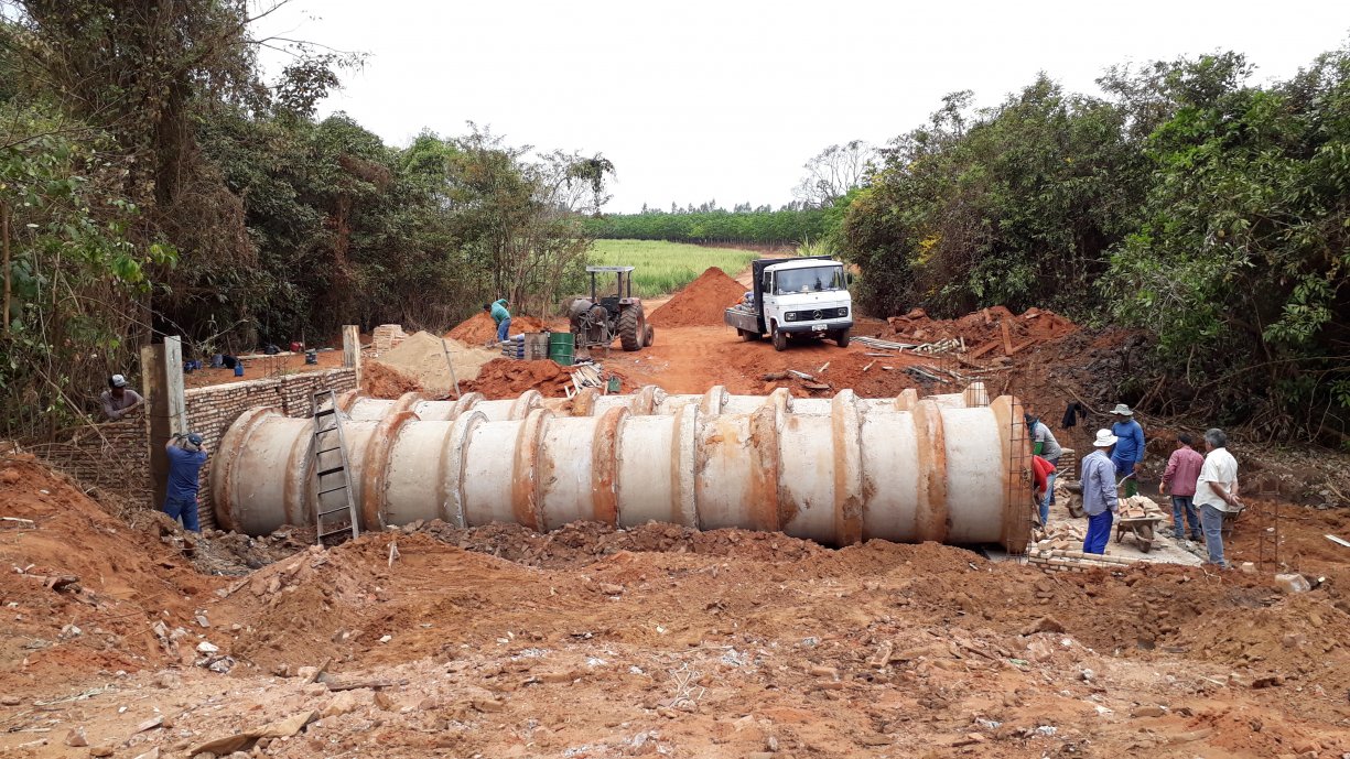 As tubulações da nova ponte no córrego da Varginha foram colocadas esta semana