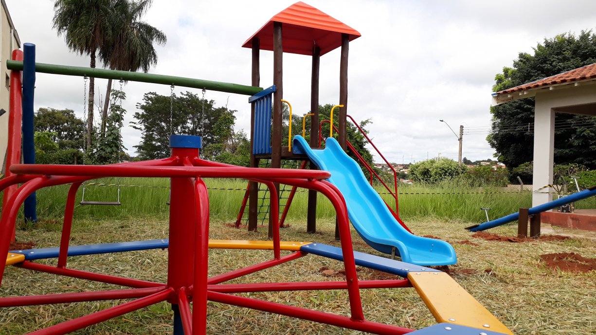 Prefeitura instala novos parquinhos e academias ao ar livre em diversos bairros do município