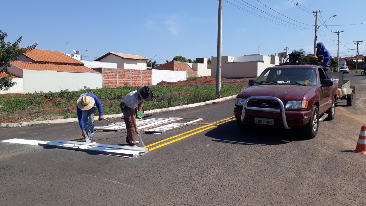 Pintura da sinalização de trânsito horizontal começou a ser feita esta semana em diversos bairros novos da cidade
