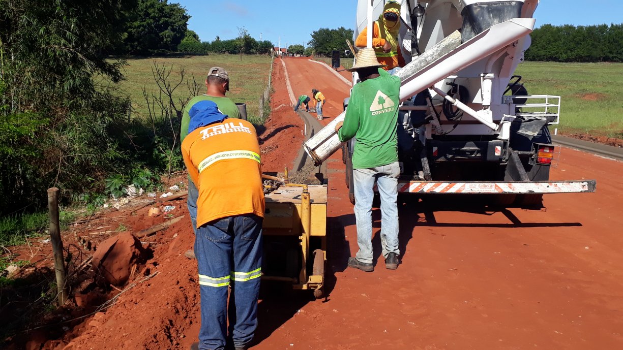 Prefeitura já está concluindo a construção das guias e sarjetas na Avenida José Vieira de Souza