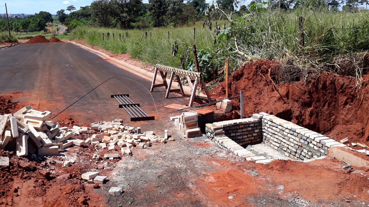 Bocas de Lobo estão sendo construídas na Rua Amadeu Cola no Bairro de Ibiporanga