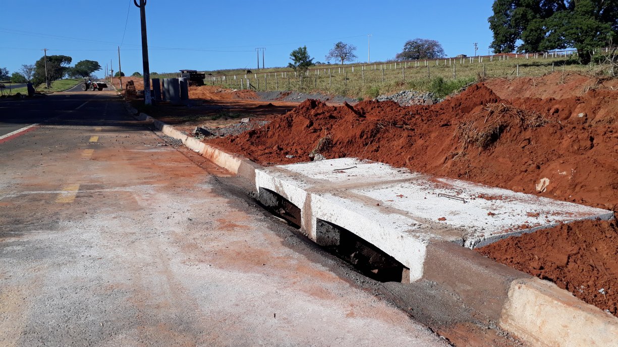 Prefeitura esta construindo bocas de lobo para o escoamento da água das chuvas na Avenida Marginal Domingos Galego Dias
