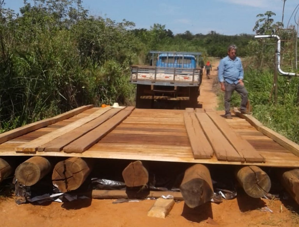 Prefeitura constrói nova ponte de madeira na estrada da Cambaúva