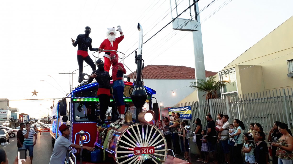 ACIT e Prefeitura Municipal promoveram chegada do Papai Noel com Trenzinho da Alegria em Tanabi