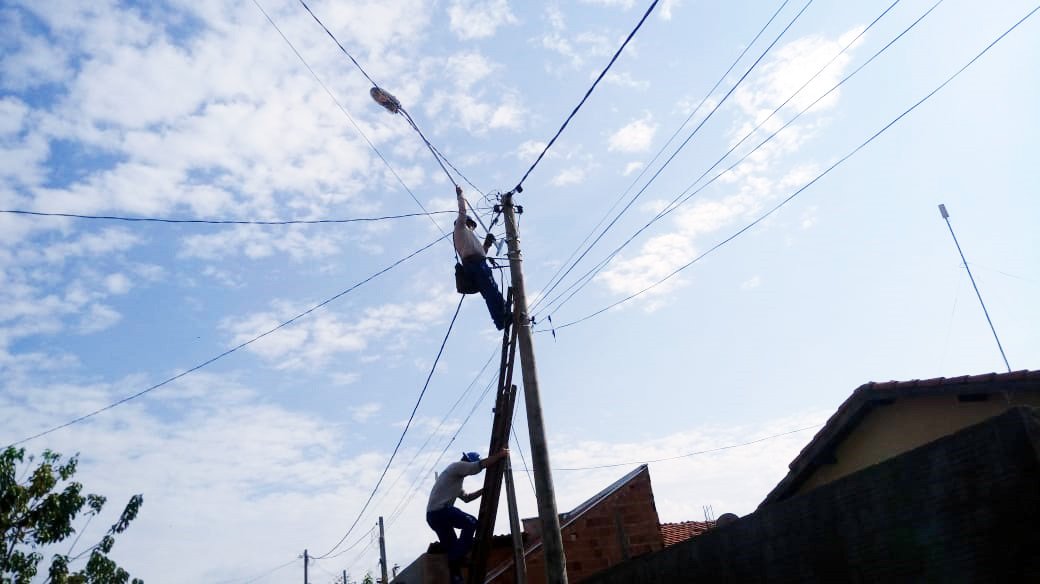 Prefeitura instala braços de luz no bairro Sitio do Estado