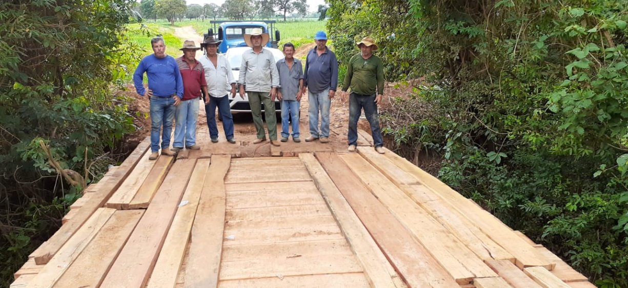 Parceria entre prefeituras recupera ponte de madeira no Bairro da Grama