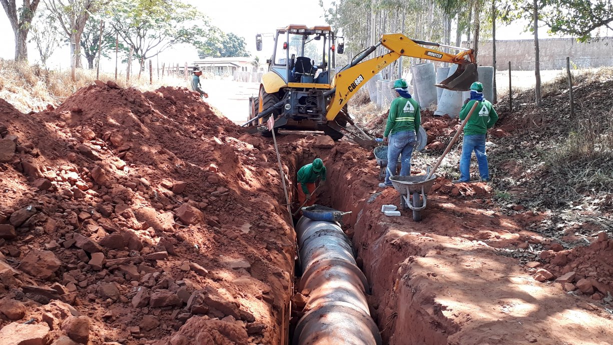 A Prefeitura está concluindo a instalação das tubulações da rede de águas pluviais na Rua Acácio Lemes de Faria